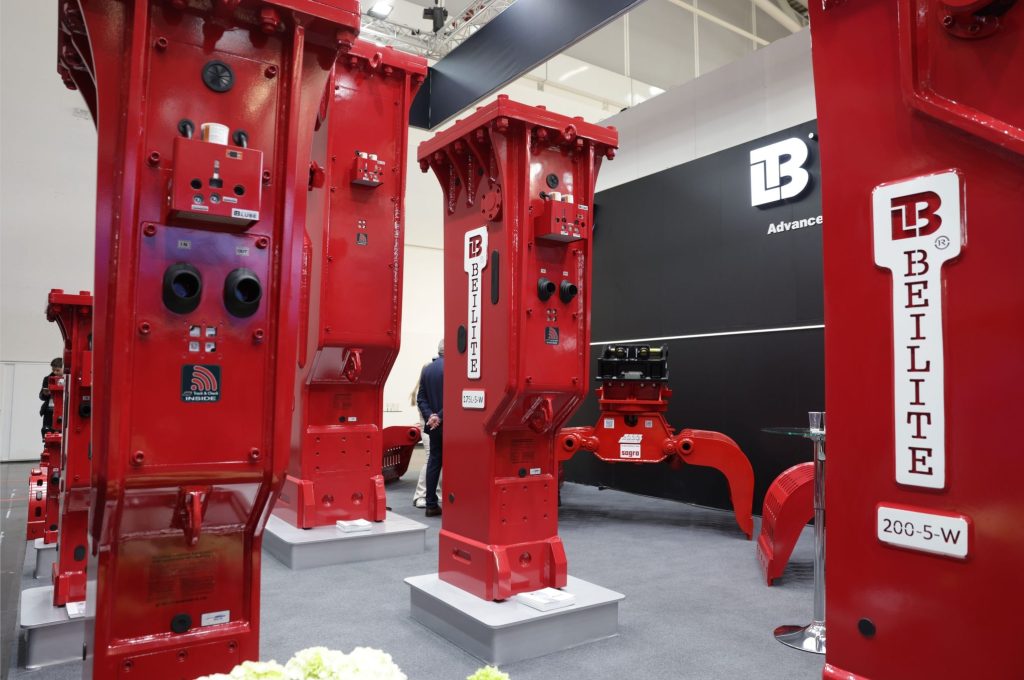 Heavy-duty quarry breaker for large-scale open-pit mining operations